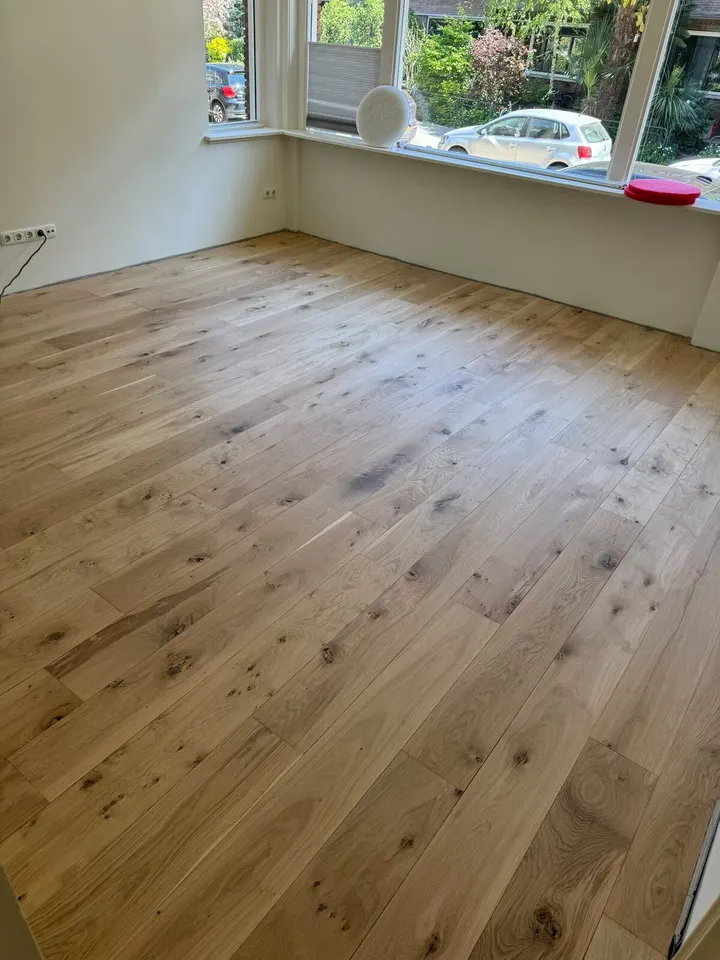 Dezelfde hoek na schuren en afwerken, het eiken licht en vol noesten