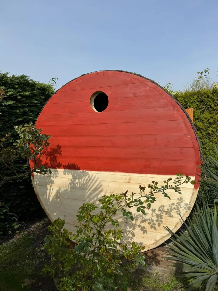 Hetzelfde eind half afgewerkt, rood aan de bovenkant en nog kaal hout eronder