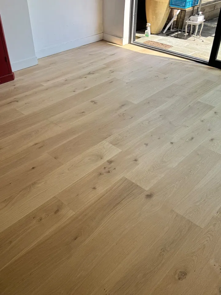 Hetzelfde stuk eiken bij de glazen deuren na de behandeling, licht en egaal