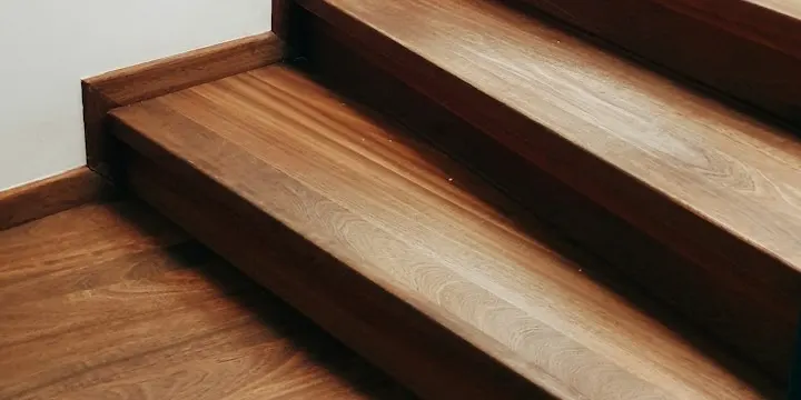 Houten traptreden tegen een witte muur
